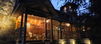 The Golden Eagle Vacation Rental, a 3 minute walk to Timberline Ski Slopes