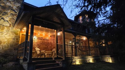 The Golden Eagle Vacation Rental, a 3 minute walk to Timberline Ski Slopes