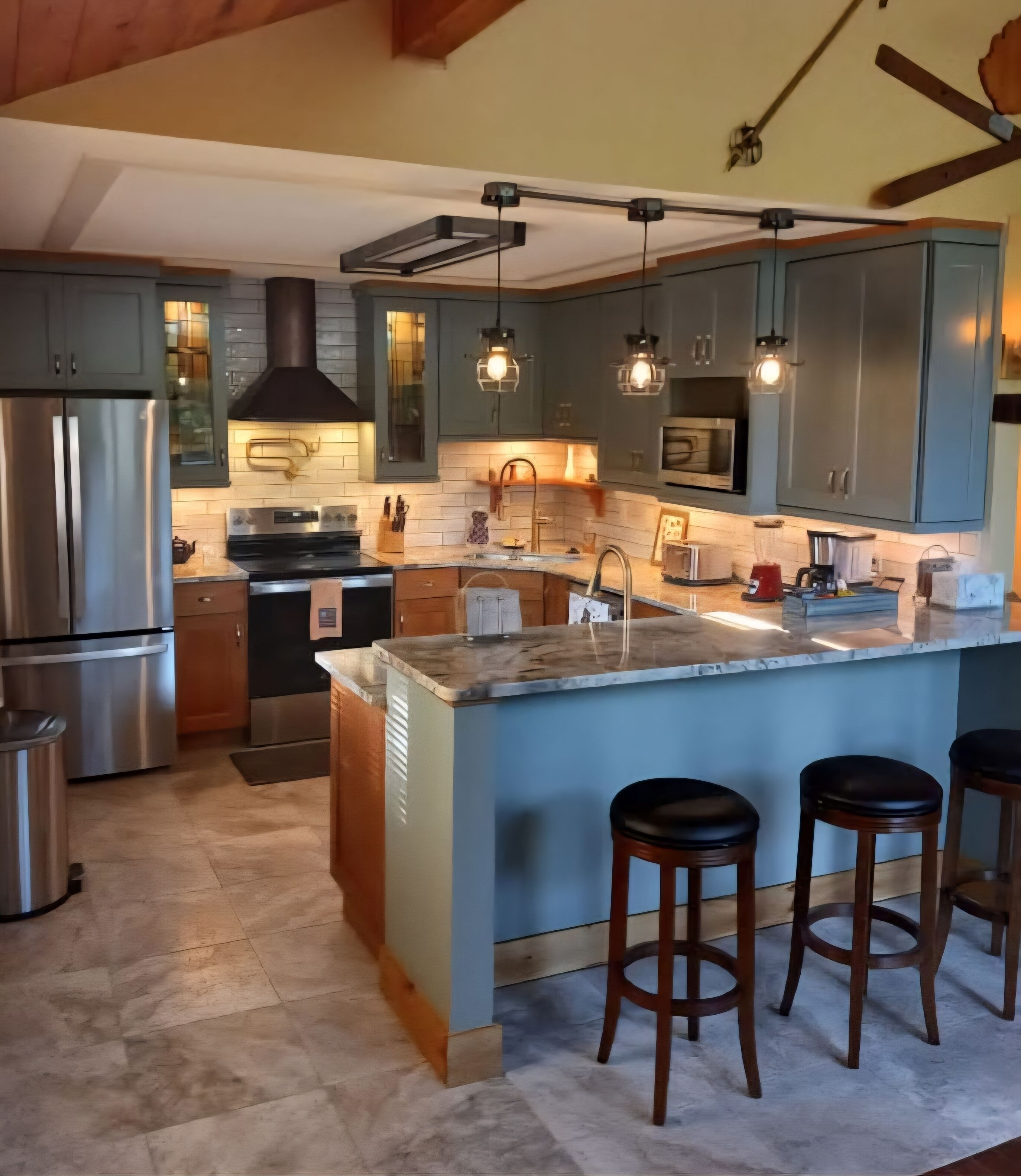 Réfrigérateur, micro-ondes, four, plaque de cuisson