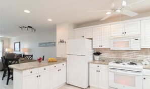 ثلاجة، ميكروويف، فرن، موقد طهي مسطح