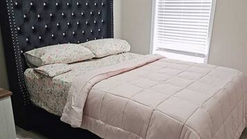 1 dormitorio, tabla de planchar con plancha, wifi y ropa de cama