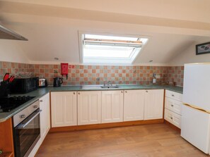 Cookware/dishes/utensils - West Cottage (Malton)