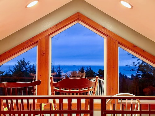 Whimsy by the Sea - House in Port Orford, OR