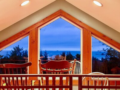 Whimsy by the Sea - House in Port Orford, OR