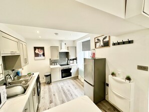 Fridge, microwave, oven, stovetop - Brecon Beacons Cottage with Cinema Room, Sleeps 5 (Brecon Beacons)
