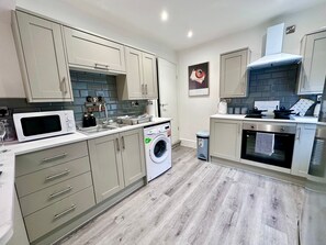 Frigorífico, microondas, horno y placa de cocina