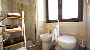 Dusche, Haartrockner, Bidet, Handtücher