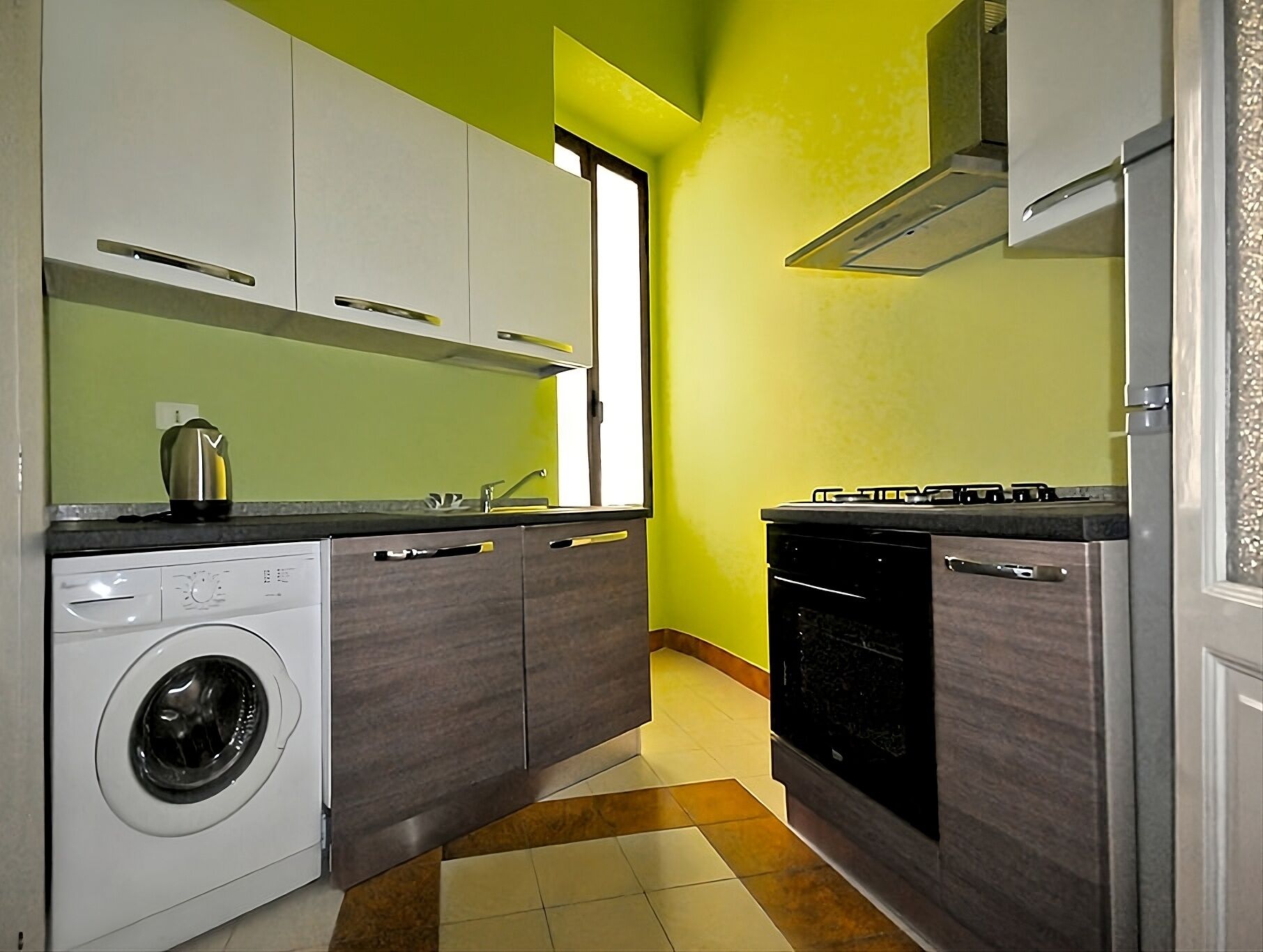 Frigorifero, forno, piano cottura, lavastoviglie