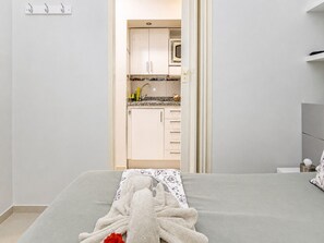 1 habitación, tabla de planchar con plancha, wifi gratis y ropa de cama 