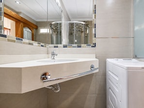 Shower, hair dryer, towels
