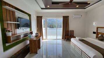 In-room safe, desk, laptop workspace, free WiFi