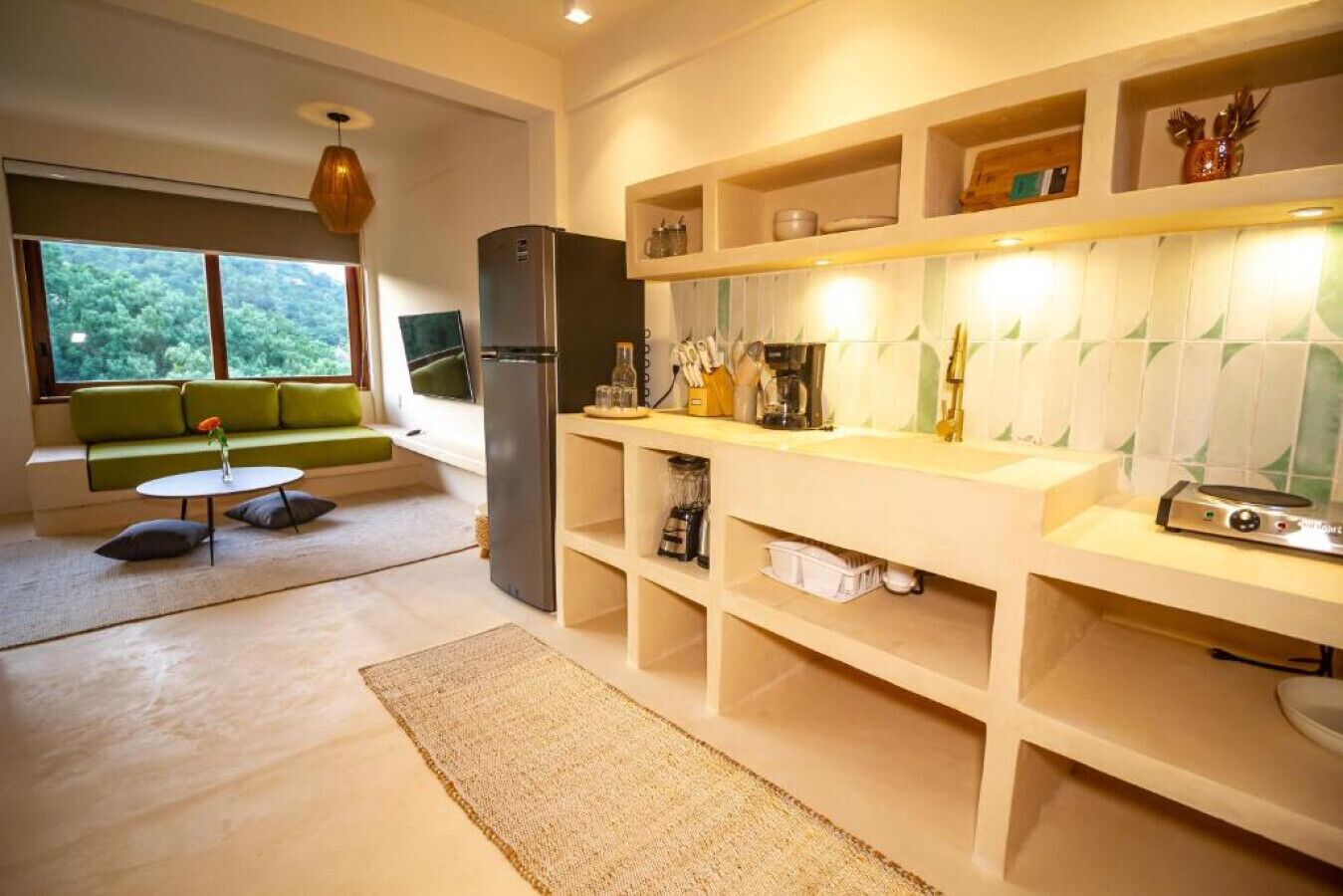 Réfrigérateur, plaque de cuisson, cafetière/bouilloire, grille-pain