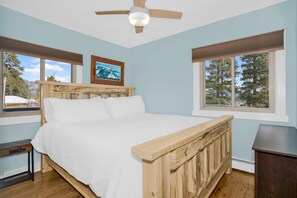 2 bedrooms, iron/ironing board, WiFi, bed sheets - Whispering Pines Getaway with hot tub, large deck, game room and wildlife views (Estes Park)