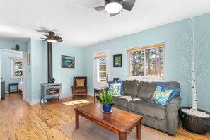 Smart TV - Whispering Pines Getaway with hot tub, large deck and wildlife views (Estes Park)