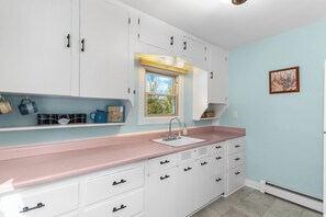 Private kitchen - Whispering Pines Getaway with hot tub, large deck and wildlife views (Estes Park)