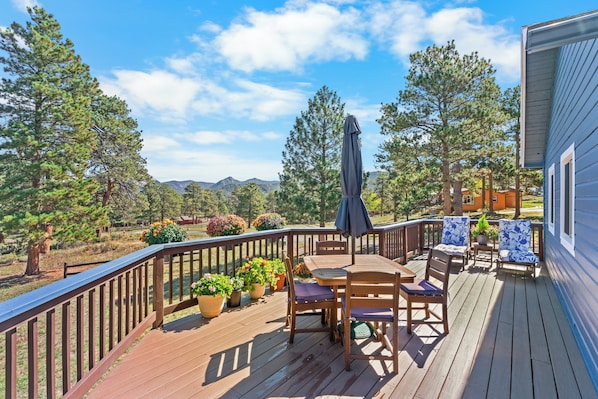 Outdoor dining - Whispering Pines Getaway with hot tub, large deck and wildlife views (Estes Park)