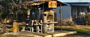 Property grounds - Caravan 'Mobil-home' with Shared Pool, Private Terrace and Air Conditioning (La Roque-d'Anthéron)