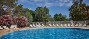 Caravan 'Mobil-home' with Shared Pool, Private Terrace and Air Conditioning