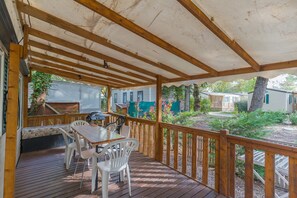 Outdoor dining - Caravan 'Mobil-home' with Shared Pool, Private Terrace and Air Conditioning (La Roque-d'Anthéron)