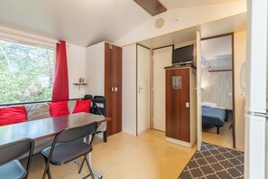 3 bedrooms, bed sheets - Caravan 'Mobil-home' with Shared Pool, Private Terrace and Air Conditioning (La Roque-d'Anthéron)