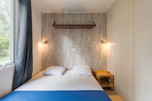 3 bedrooms, bed sheets