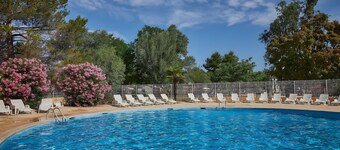 Caravan 'Mobil-home' with Shared Pool, Private Terrace and Air Conditioning