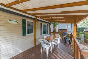 Outdoor dining - Caravan 'Mobil-home' with Shared Pool, Private Terrace and Air Conditioning (La Roque-d'Anthéron)