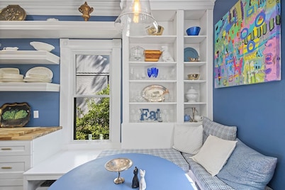 Tranquil Hillcrest cottage close to most attractions in charming Little Rock