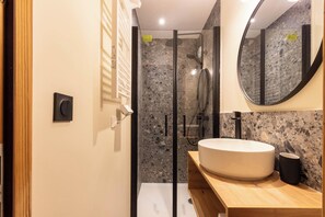 Dusche, kostenlose Toilettenartikel, Haartrockner, Handtücher