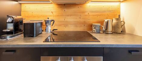 Réfrigérateur, micro-ondes, four, plaque de cuisson