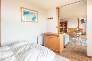 2 bedrooms, iron/ironing board