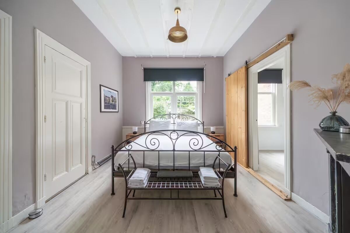 2 bedrooms, desk, iron/ironing board, WiFi