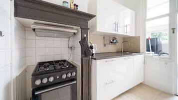 Een koelkast, een magnetron, een oven, een kookplaat