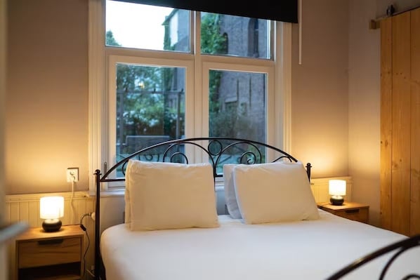 2 bedrooms, desk, iron/ironing board, WiFi