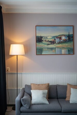 スマートテレビ、書庫、PC モニター