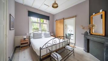 2 bedrooms, desk, iron/ironing board, WiFi