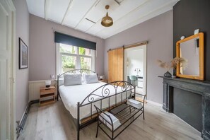 2 室のベッドルーム、デスク、アイロン / アイロン台、WiFi