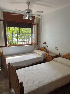 4 bedrooms, iron/ironing board, bed sheets