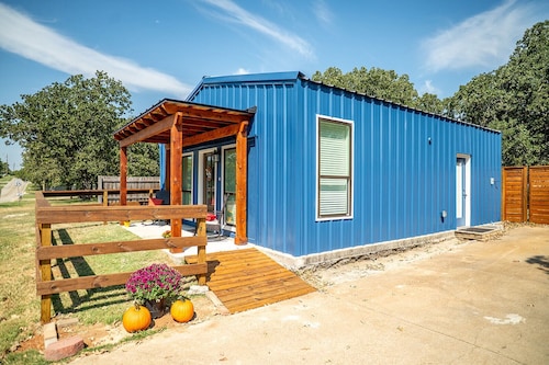 The Blue Barn in pleasant Burleson with AC