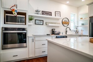 Microwave, oven, stovetop, dishwasher - The Blue Barn in pleasant Burleson with AC (Burleson)