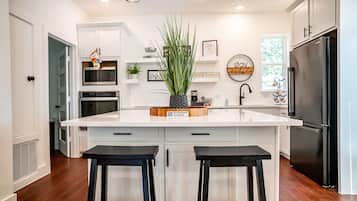 Micro-ondes, four, plaque de cuisson, lave-vaisselle