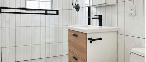Regadera, secadora de cabello, toallas, papel de baño