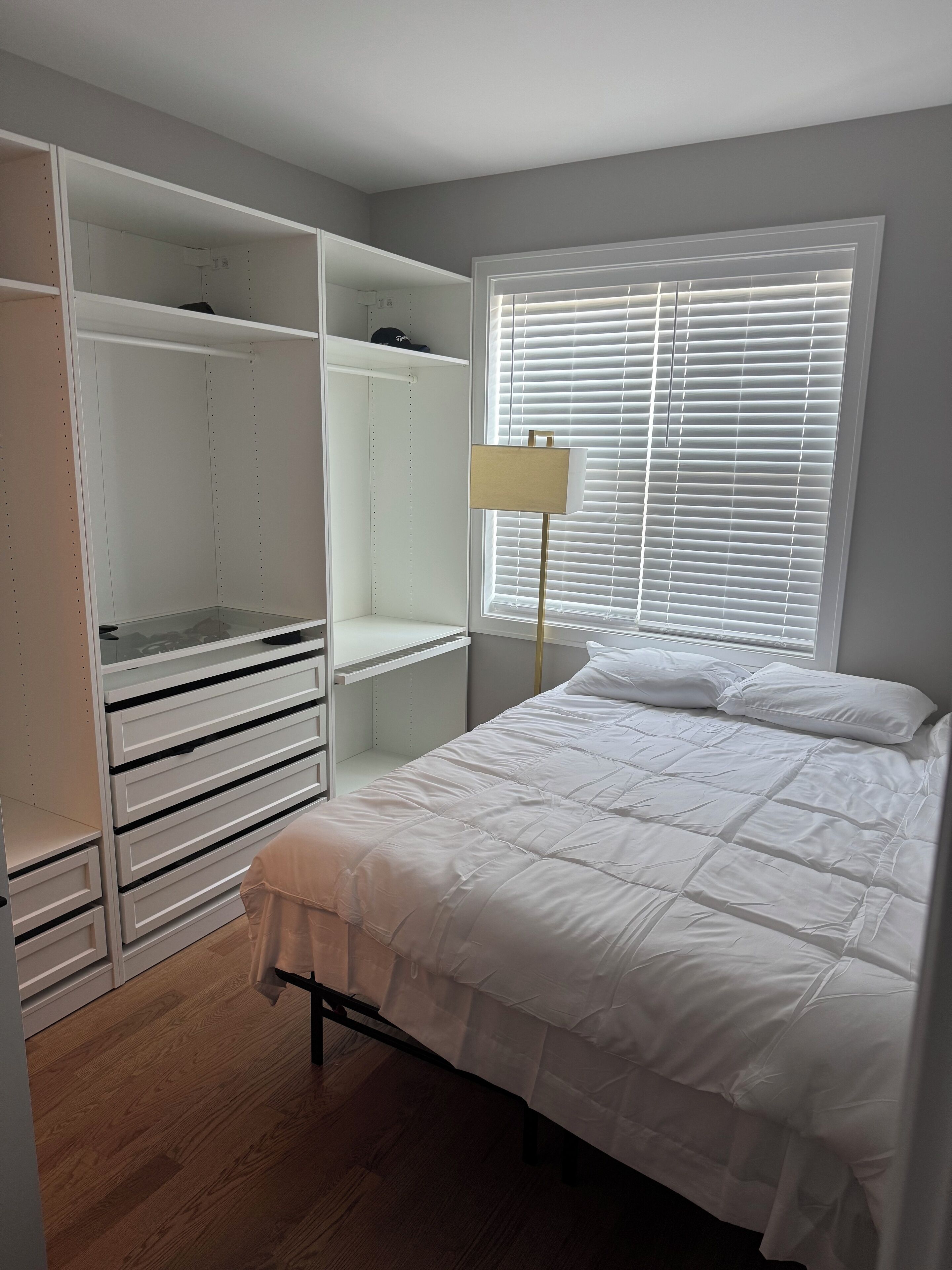 4 bedrooms, iron/ironing board, internet, bed sheets