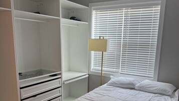 4 bedrooms, iron/ironing board, internet, bed sheets