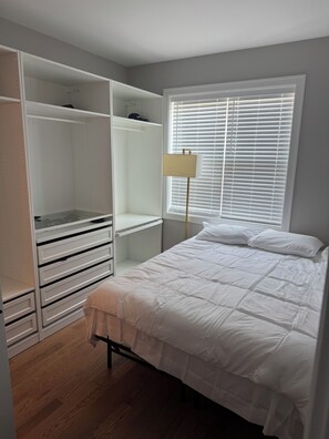 4 bedrooms, iron/ironing board, internet, bed sheets