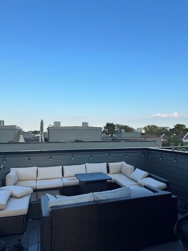 4-bedroom townhome in superb Chicago