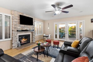 Smart TV, table football, ping pong - Lakefront w/ Pool & Hot tub & Boat & Gym & Massage (Glendale)