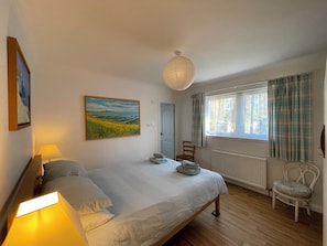 4 habitaciones, tabla de planchar con plancha y acceso a internet
