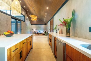 Luxury-Vierbettzimmer, eigener Pool, Bergblick | Wohnbereich