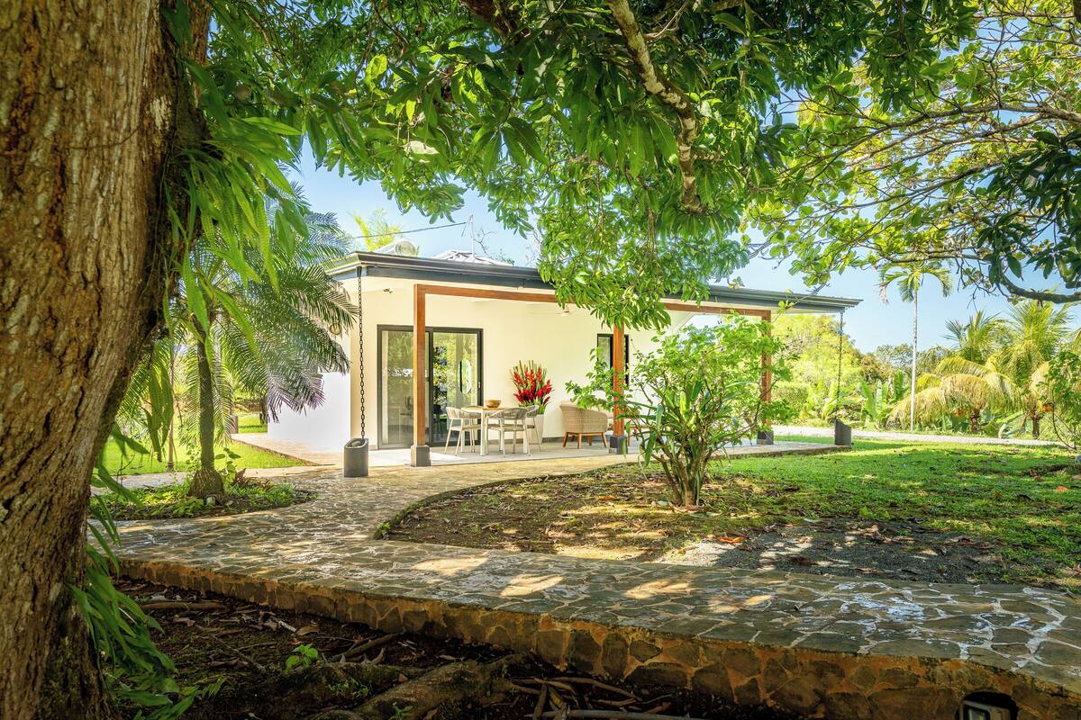 Una casa moderna con un sendero de piedra que lleva a un patio.